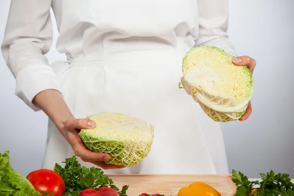 Le mani di Cook preparare l'insalata — Foto Stock