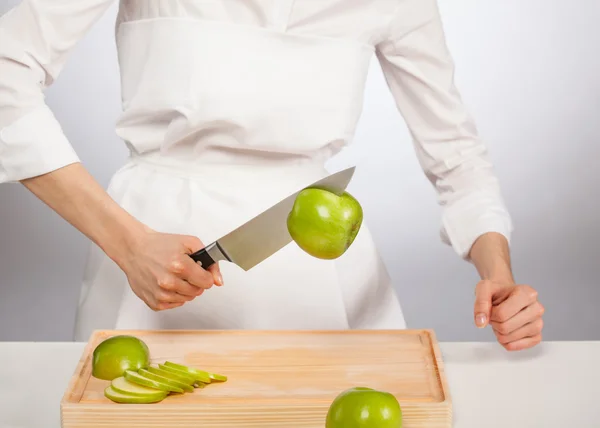 Cocinero hábil con cuchillo y manzana —  Fotos de Stock