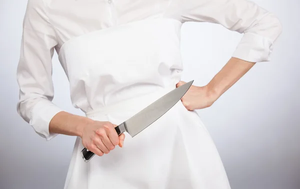 Повар держит большой кухонный нож — стоковое фото