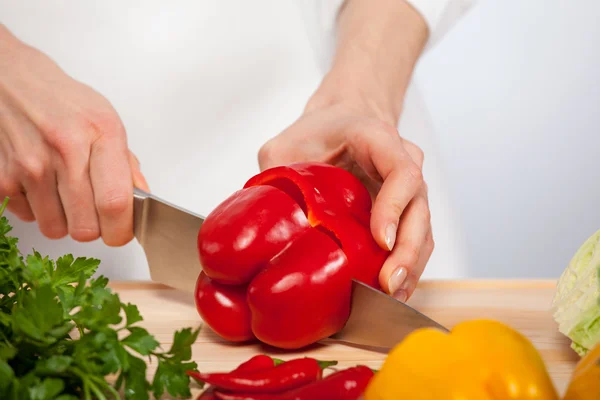 Le mani di Cook preparare l'insalata — Foto Stock