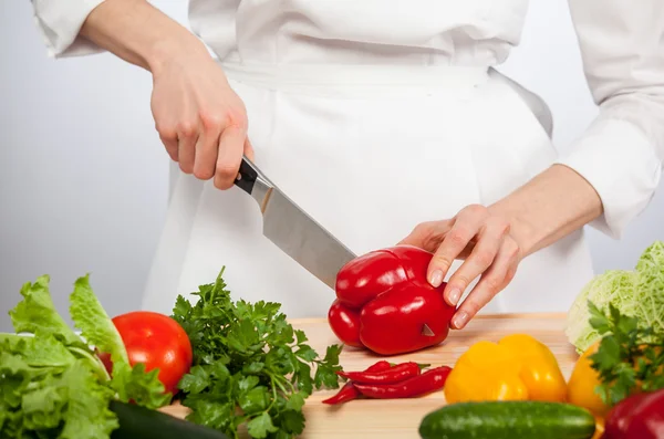 Mains de cuisinier préparant la salade — Photo