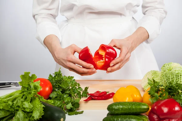 Las manos del cocinero preparando la ensalada — Foto de Stock