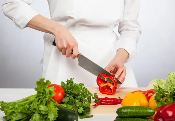 Mãos de cozinheiro preparando salada — Fotografia de Stock