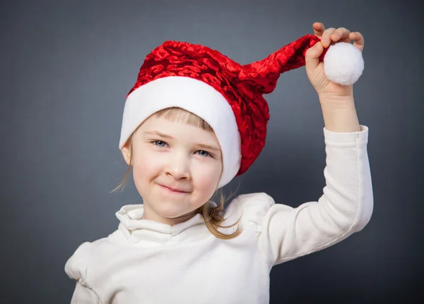 Retrato de uma menina encantadora no chapéu do Papai Noel — Fotografia de Stock