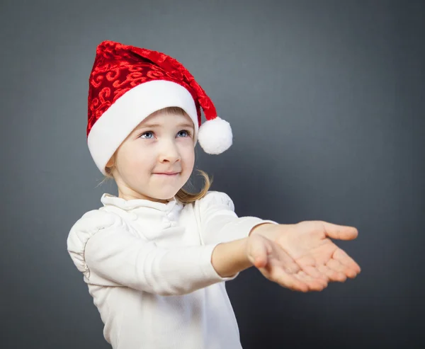 Porträtt av en charmig liten flicka i santa hatt — Stockfoto