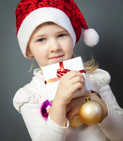 Noel Baba şapkası, sevimli küçük bir kız portresi — Stok fotoğraf