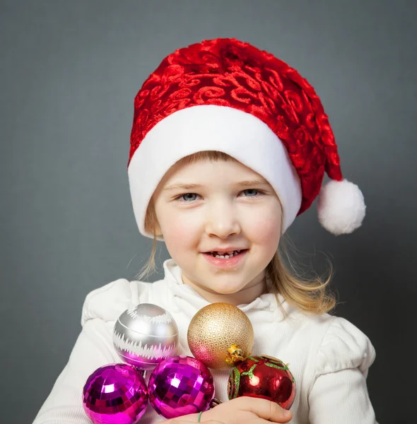Porträtt av en charmig liten flicka i santa hatt — Stockfoto