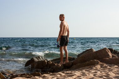 genç adam bir taş üzerinde duran