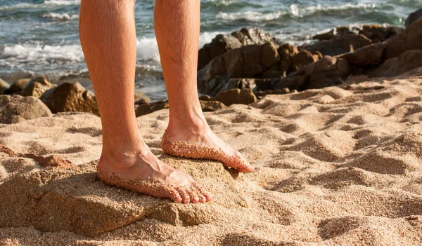 在阳光明媚的海滩上的双腿 — 图库照片