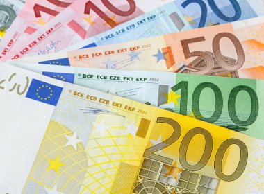birçok euro banknot
