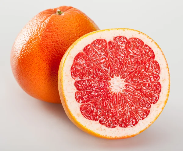 Ganze und geschnittene Grapefruits — Stockfoto