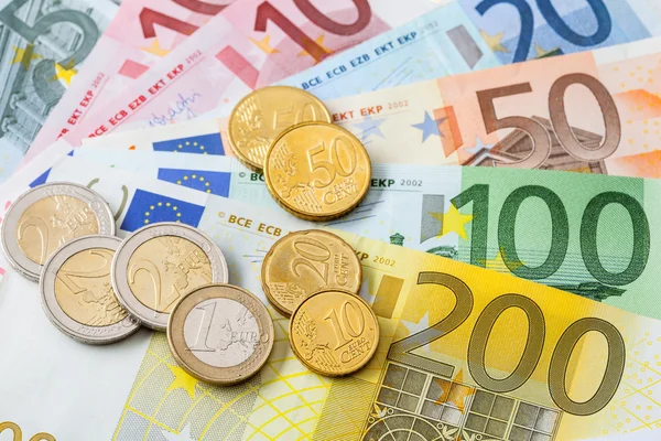 Muchos billetes y monedas en euros —  Fotos de Stock