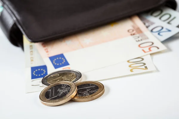 Papel moneda en cartera de cuero y monedas — Foto de Stock