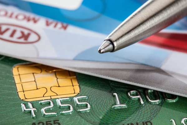 Cartões de crédito e uma caneta — Fotografia de Stock