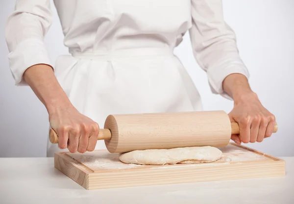Le mani di cuoco stendono la pasta — Foto Stock