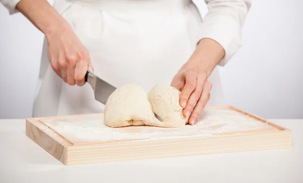 Las manos del cocinero cortando masa —  Fotos de Stock