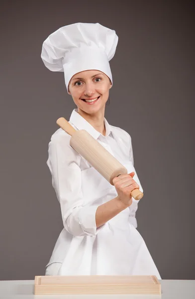 Mulher cozinheiro segurando um rolo pin — Fotografia de Stock