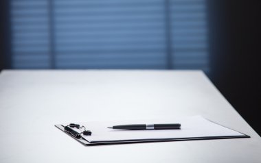 kalem ile boş siyah Pano