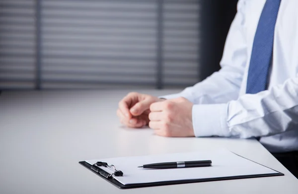 Nahaufnahme der Hände eines Geschäftsmannes mit einem Stift über einem Dokument — Stockfoto