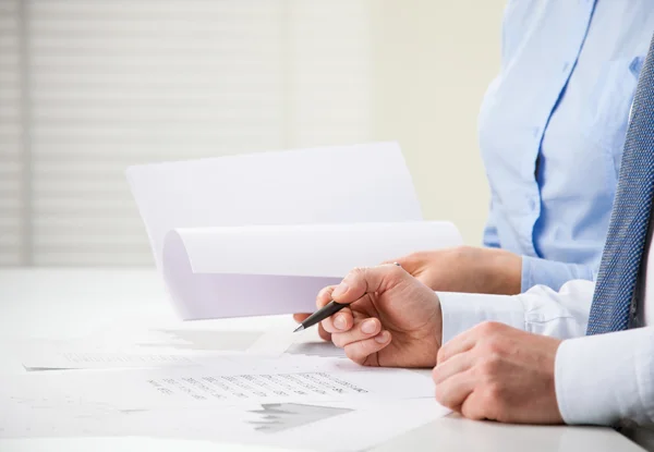 Business people discussing financial charts — Stock Photo, Image