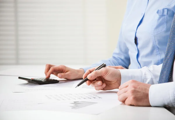 Gente de negocios discutiendo cartas financieras — Foto de Stock