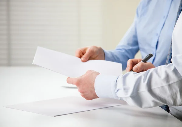 Nahaufnahme der Hände von Geschäftsleuten während der Teamarbeit — Stockfoto