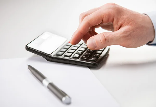 Hand van zakenman met een rekenmachine met — Stockfoto