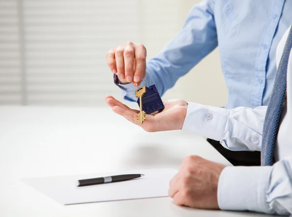 Real estate agent giving keys to the customer — Stock Photo, Image