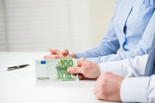 Les hommes d'affaires distribuent des billets en euros — Photo