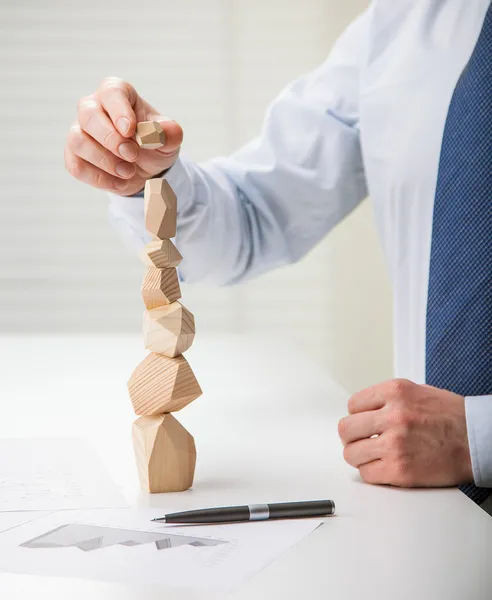 Empresario poniendo el último bloque a la torre — Foto de Stock