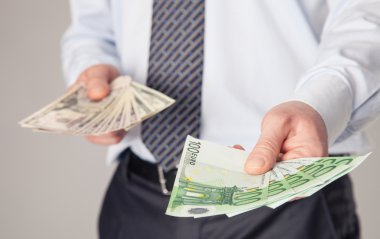 işadamı vererek banknotlar için eller