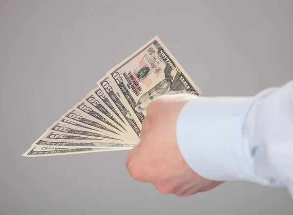 Рука бизнесмена протягивает банкноты — стоковое фото