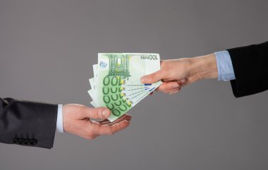 iş insanların Euro banknot alışverişi유로 지폐를 교환 하는 사업 사람들