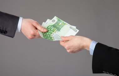 işadamının'ın eli para teklif kabul