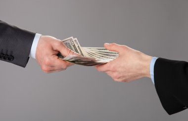 işadamının'ın eli para teklif kabul