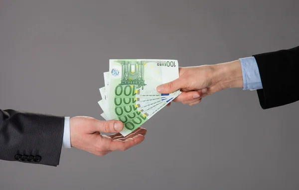 Empresários que trocam notas de euro — Fotografia de Stock