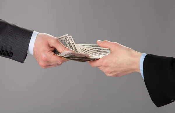 A mão do empresário aceitando uma oferta de dinheiro — Fotografia de Stock