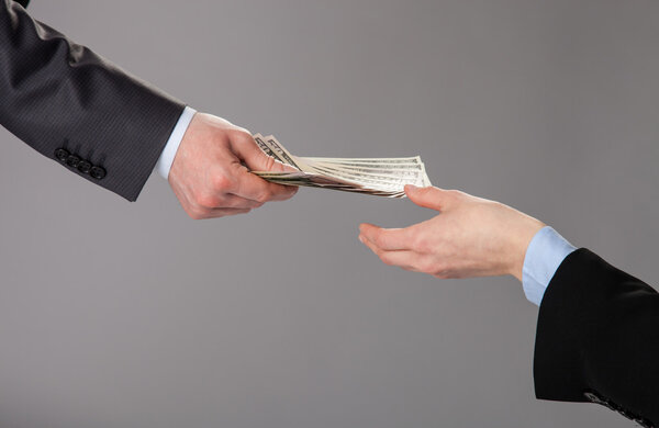 Человеческие руки принимают предложение денег
