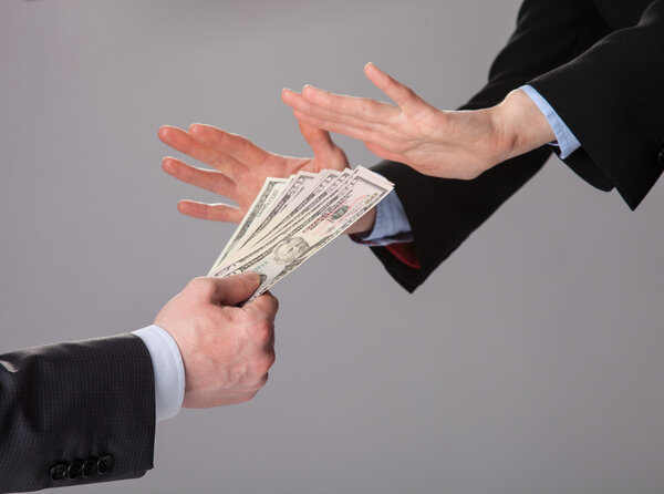 Руки бизнесмена отвергают предложение денег.
