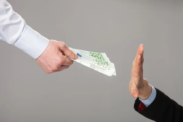 Mão de empresário rejeitando uma oferta de dinheiro — Fotografia de Stock