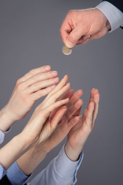kalabalık için bir euro para vererek erkek eli