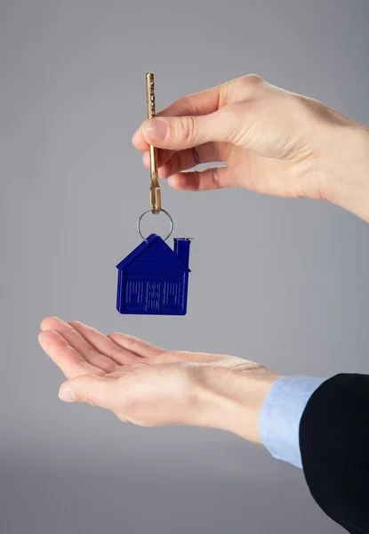 Real estate agent's hands holding a key — Stock Photo, Image