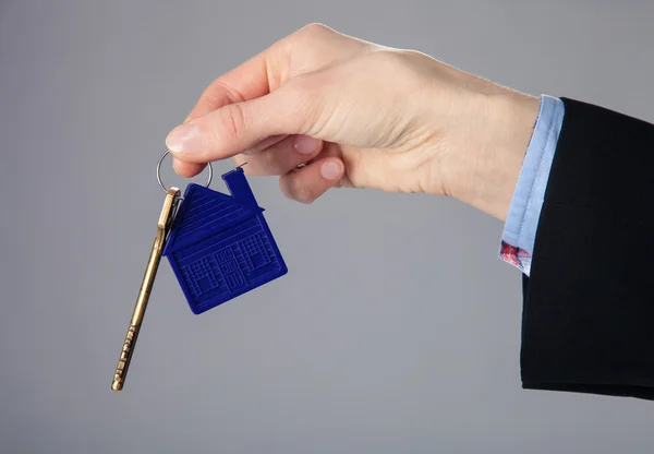 Real estate agent's hand holding a key — Stock Photo, Image