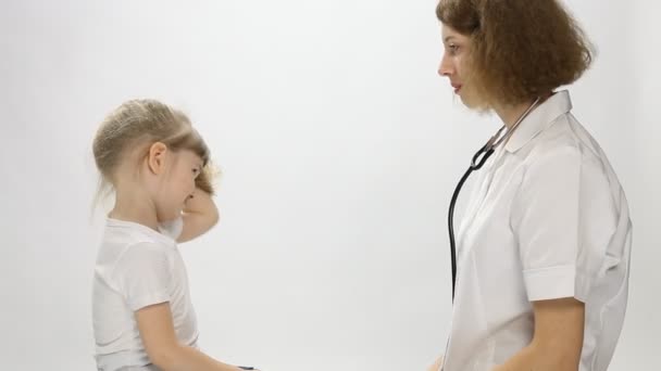 Doctor rociando la nariz de una niña — Vídeos de Stock