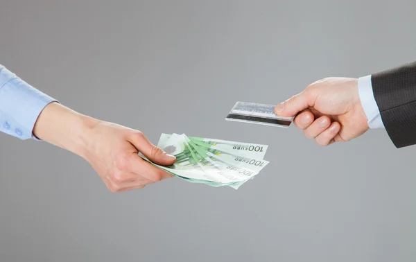 Empresários detentores de cartão de crédito e dinheiro — Fotografia de Stock