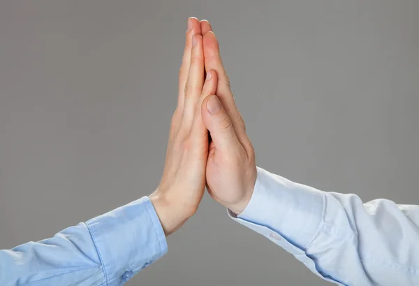 Zwei Hände, die hohe Fünfen geben — Stockfoto