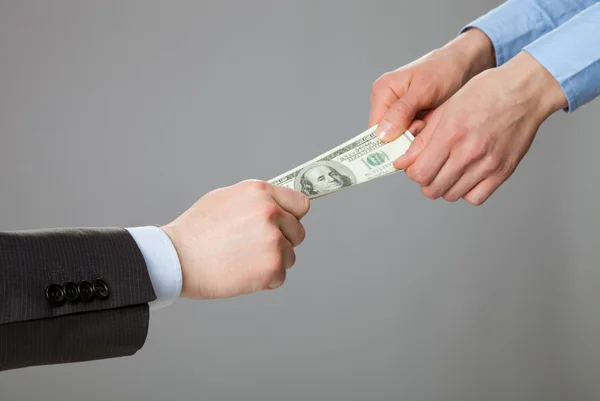 Empresários mãos puxando dinheiro — Fotografia de Stock