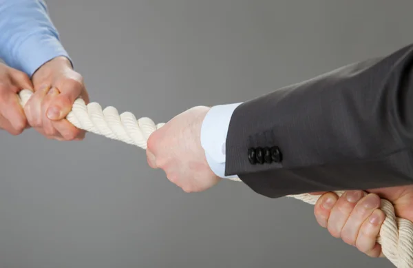 Two businessmen pulling a rope — Stock Photo, Image