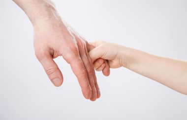 Çocuk holding babasının parmak