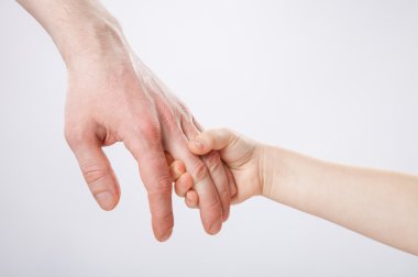 Çocuk holding babanın el